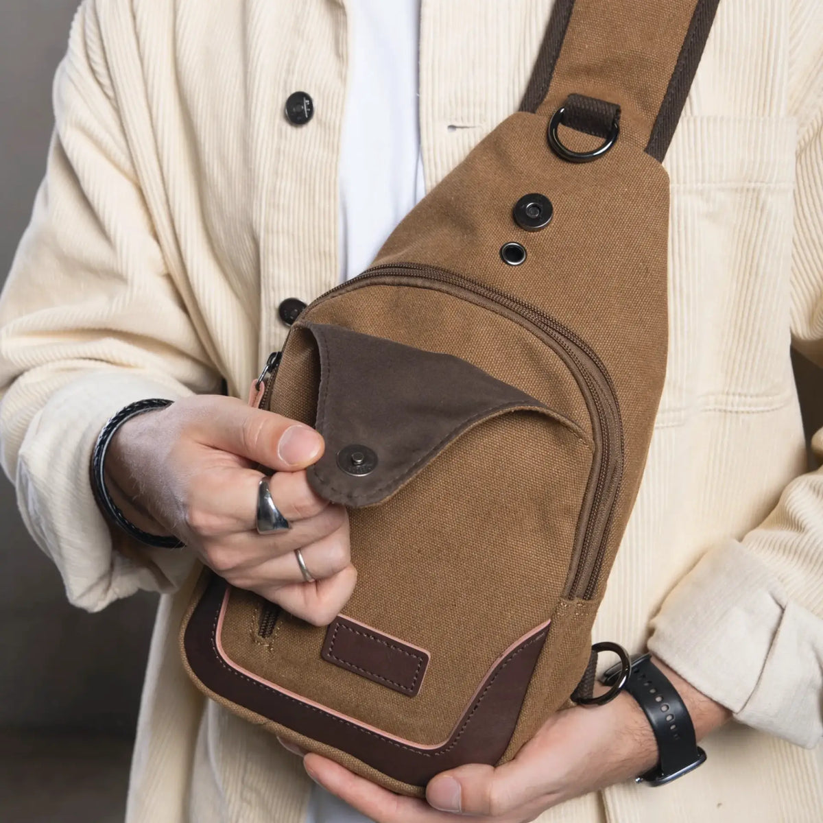 Petit sac besace finition en cuir